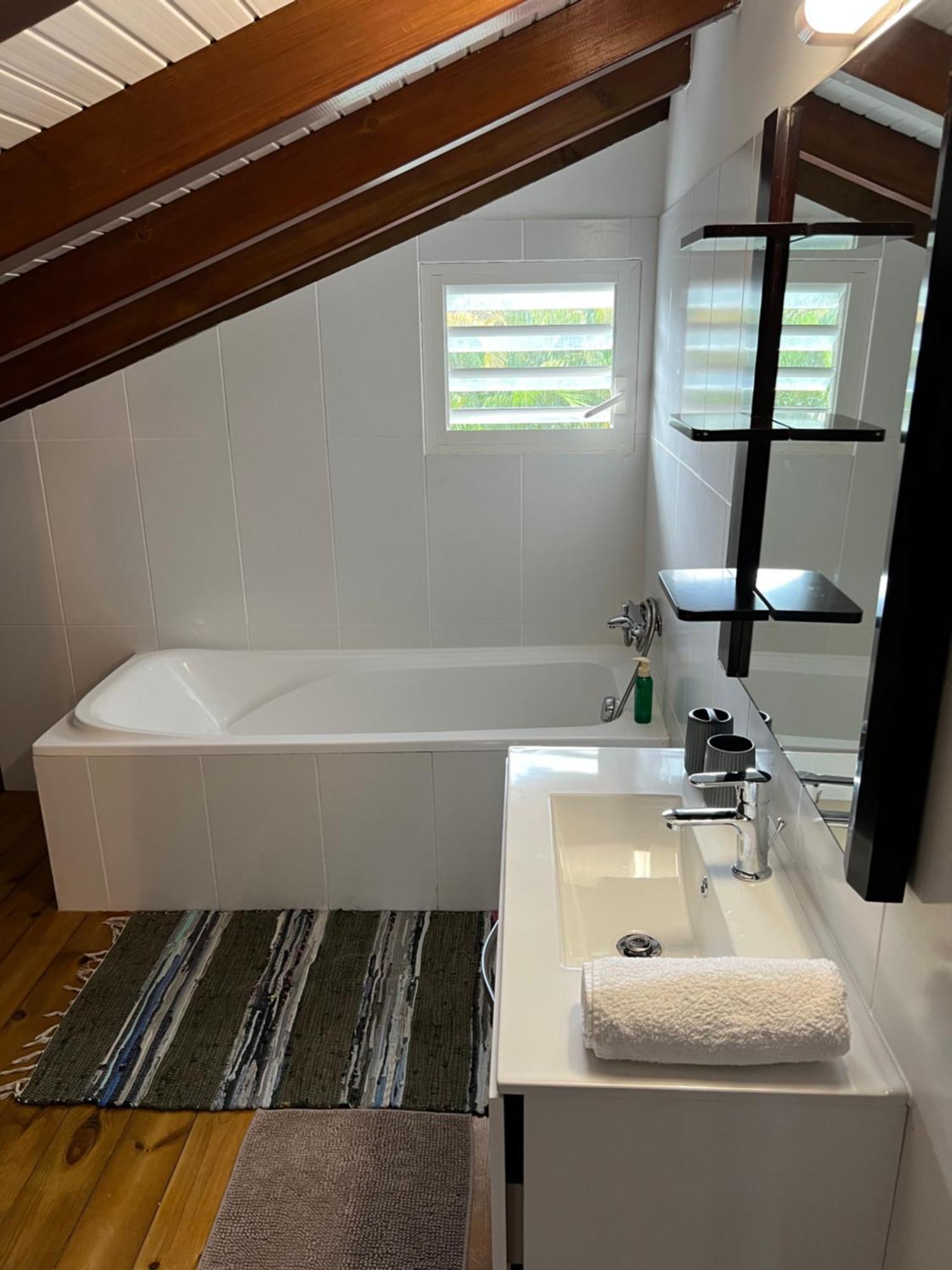 Villa Au Calme Avec Jacuzzi, Villa Le Boursoie Les Abymes Exterior photo