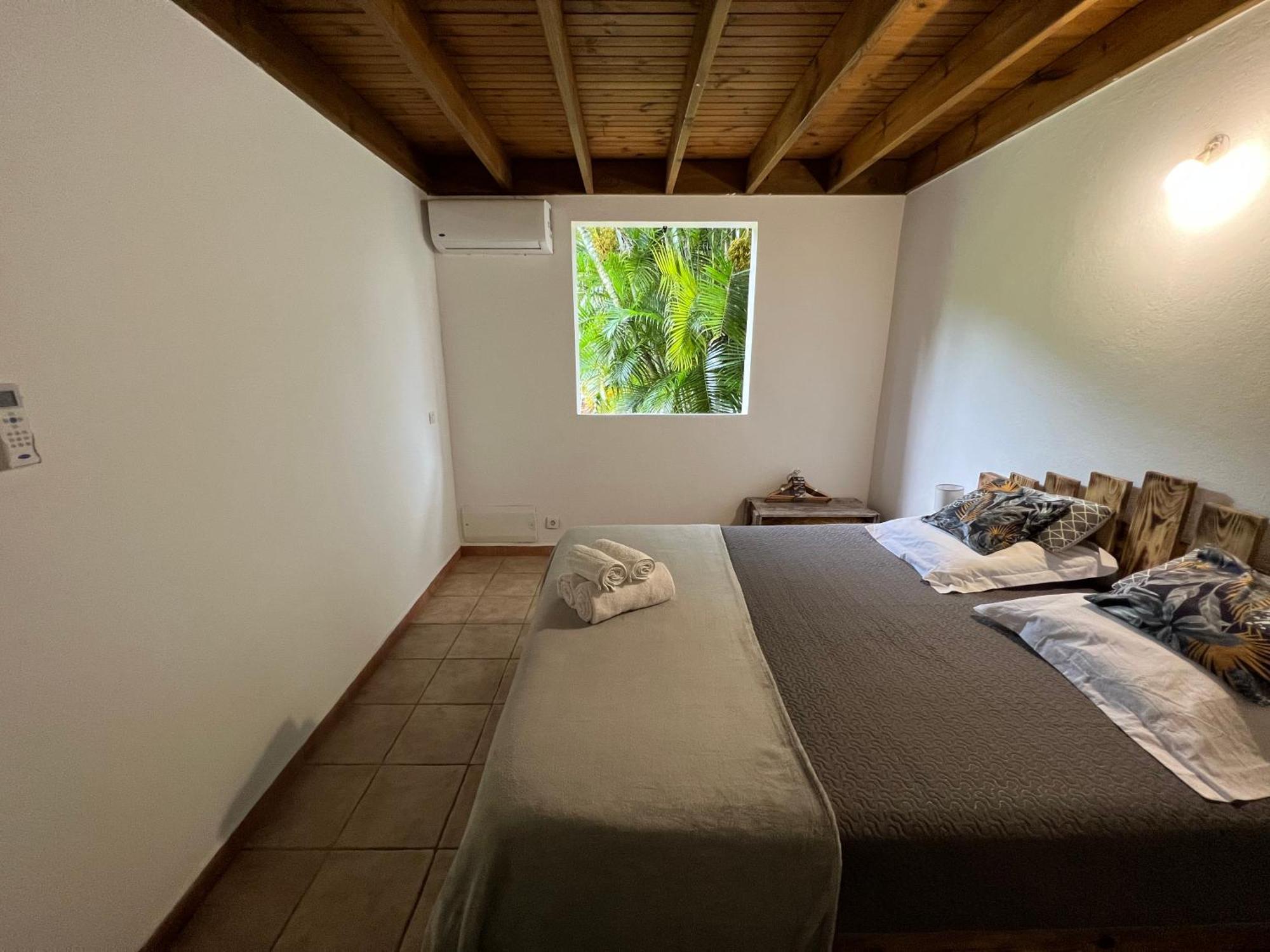 Villa Au Calme Avec Jacuzzi, Villa Le Boursoie Les Abymes Exterior photo