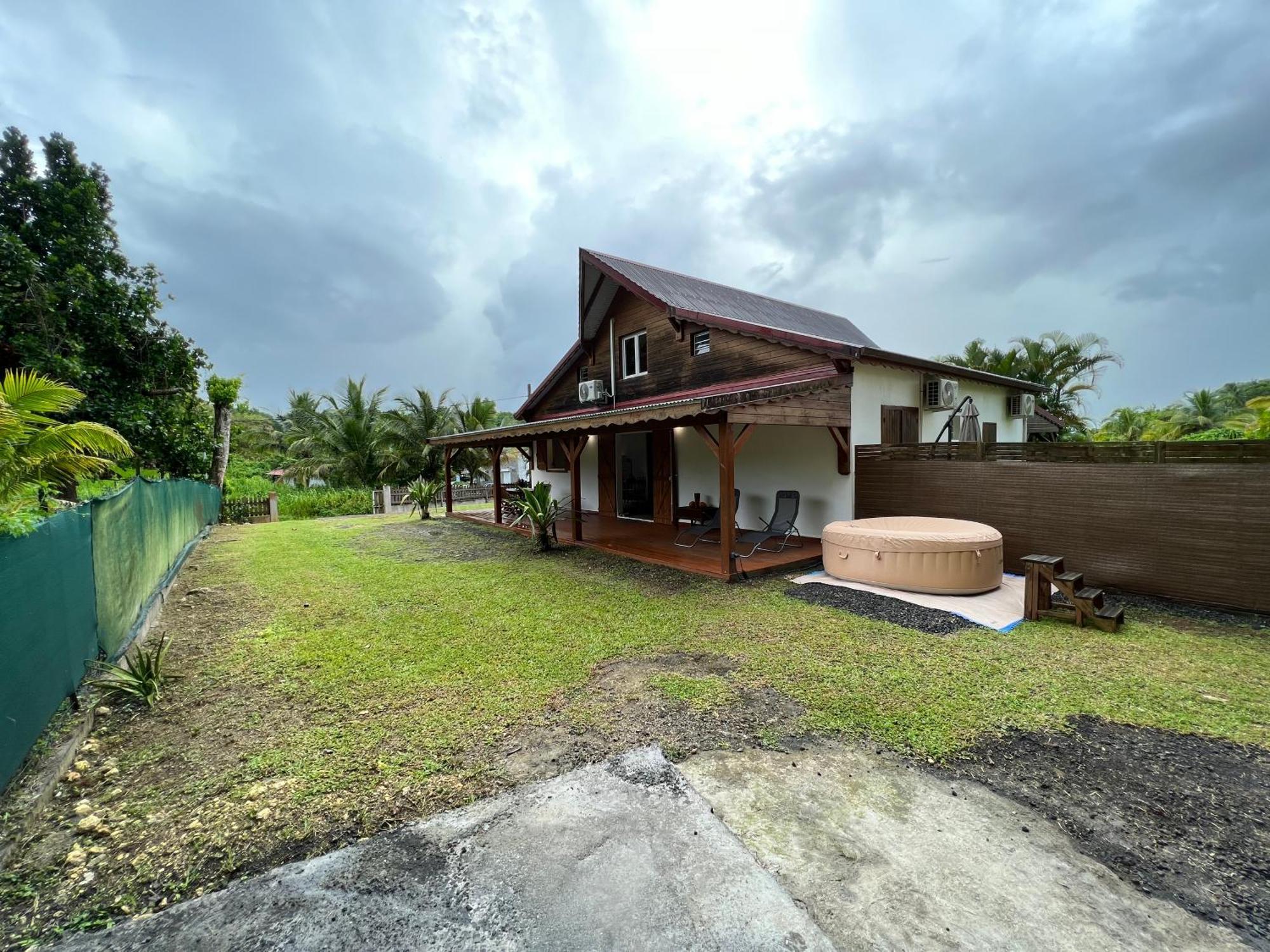 Villa Au Calme Avec Jacuzzi, Villa Le Boursoie Les Abymes Exterior photo