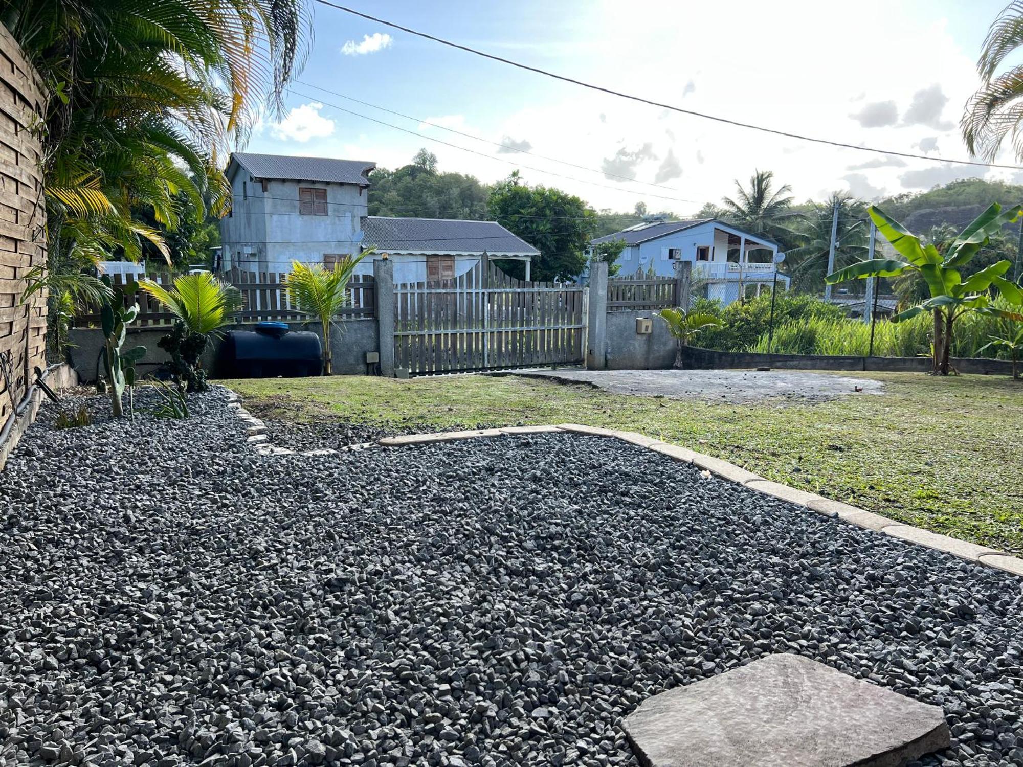 Villa Au Calme Avec Jacuzzi, Villa Le Boursoie Les Abymes Exterior photo