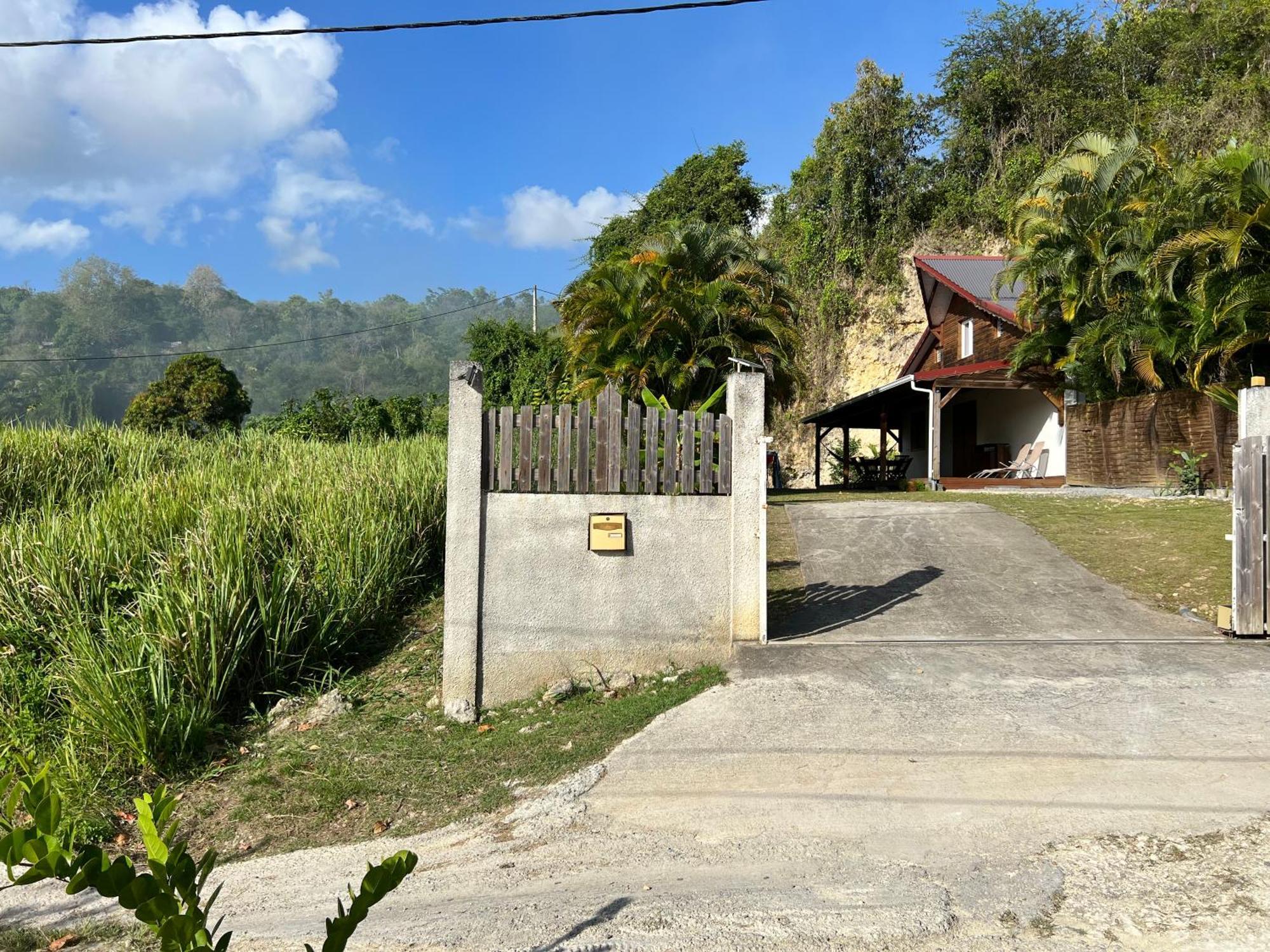 Villa Au Calme Avec Jacuzzi, Villa Le Boursoie Les Abymes Exterior photo