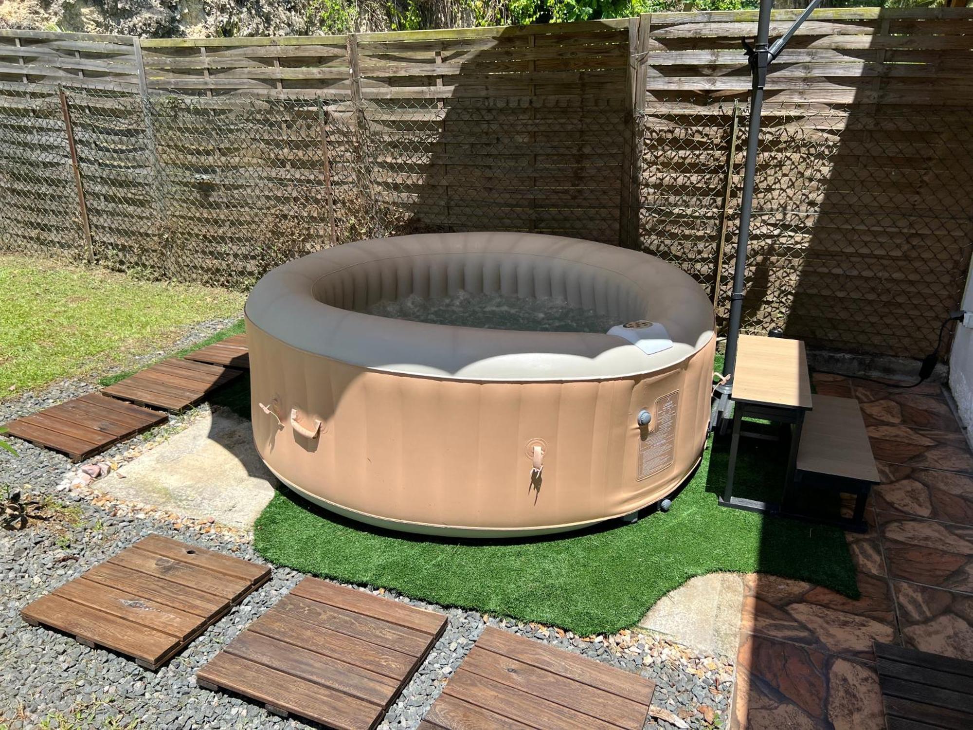 Villa Au Calme Avec Jacuzzi, Villa Le Boursoie Les Abymes Exterior photo