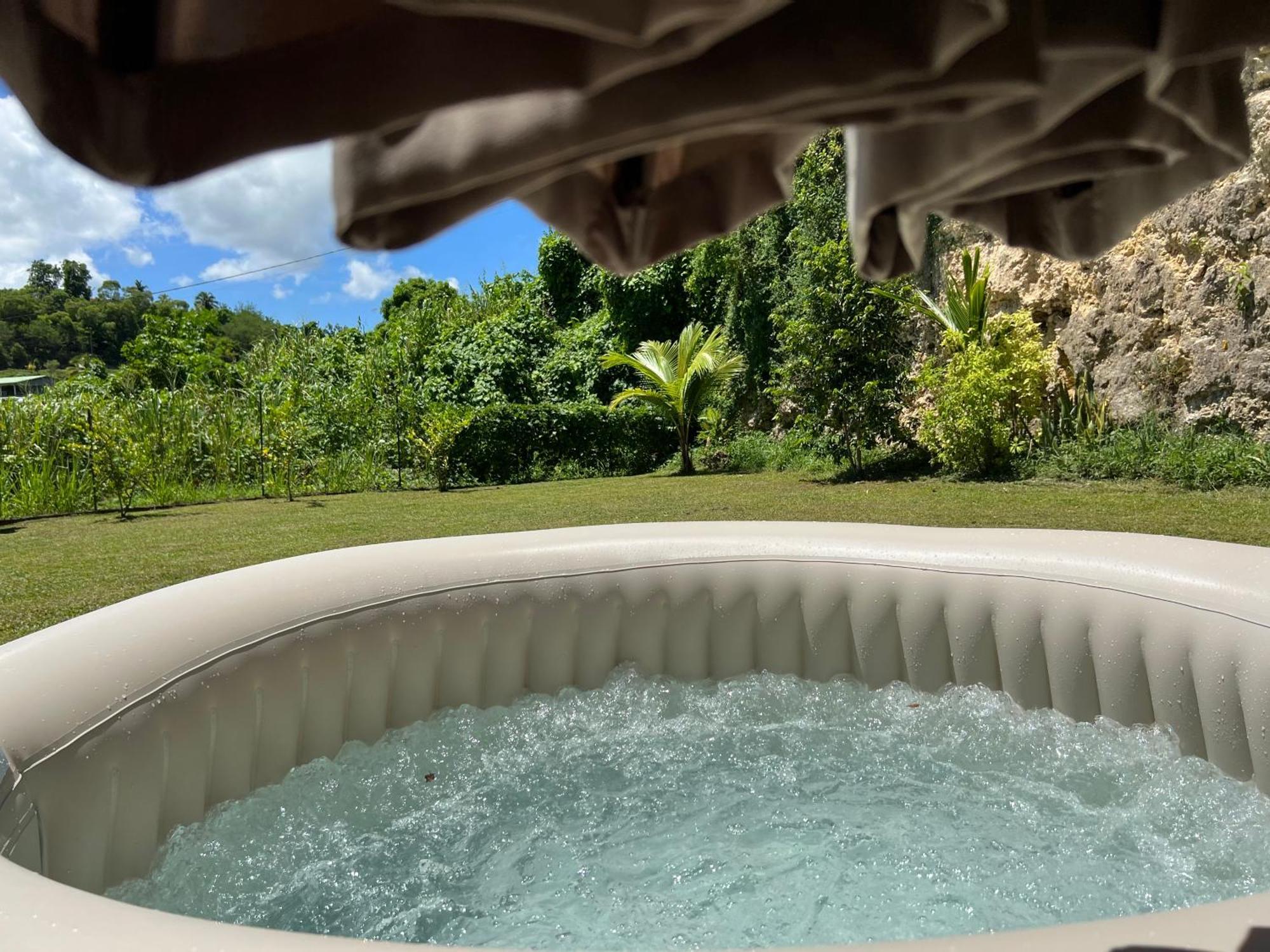 Villa Au Calme Avec Jacuzzi, Villa Le Boursoie Les Abymes Exterior photo