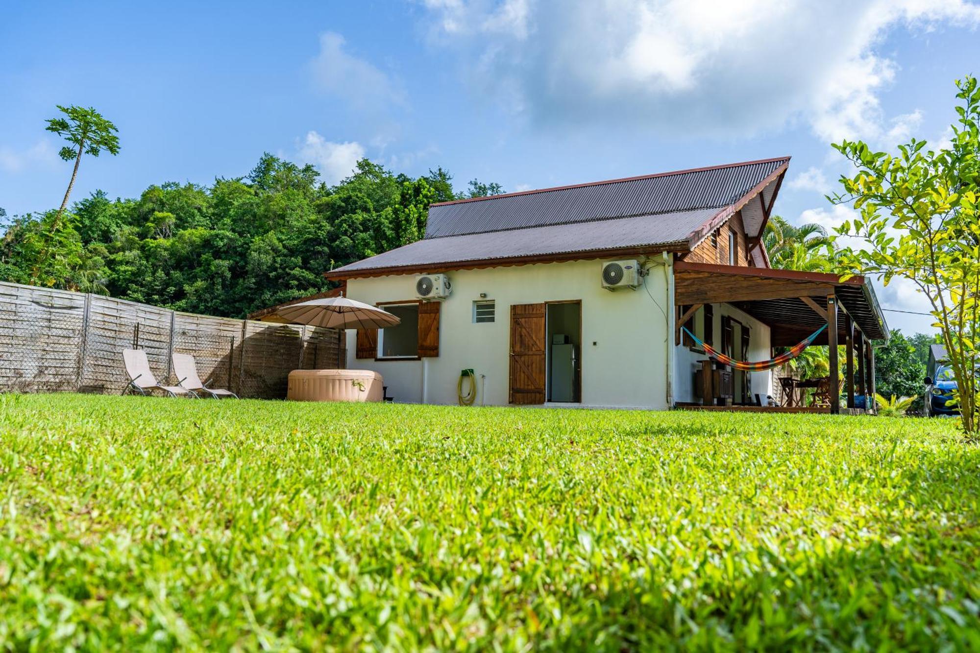 Villa Au Calme Avec Jacuzzi, Villa Le Boursoie Les Abymes Exterior photo
