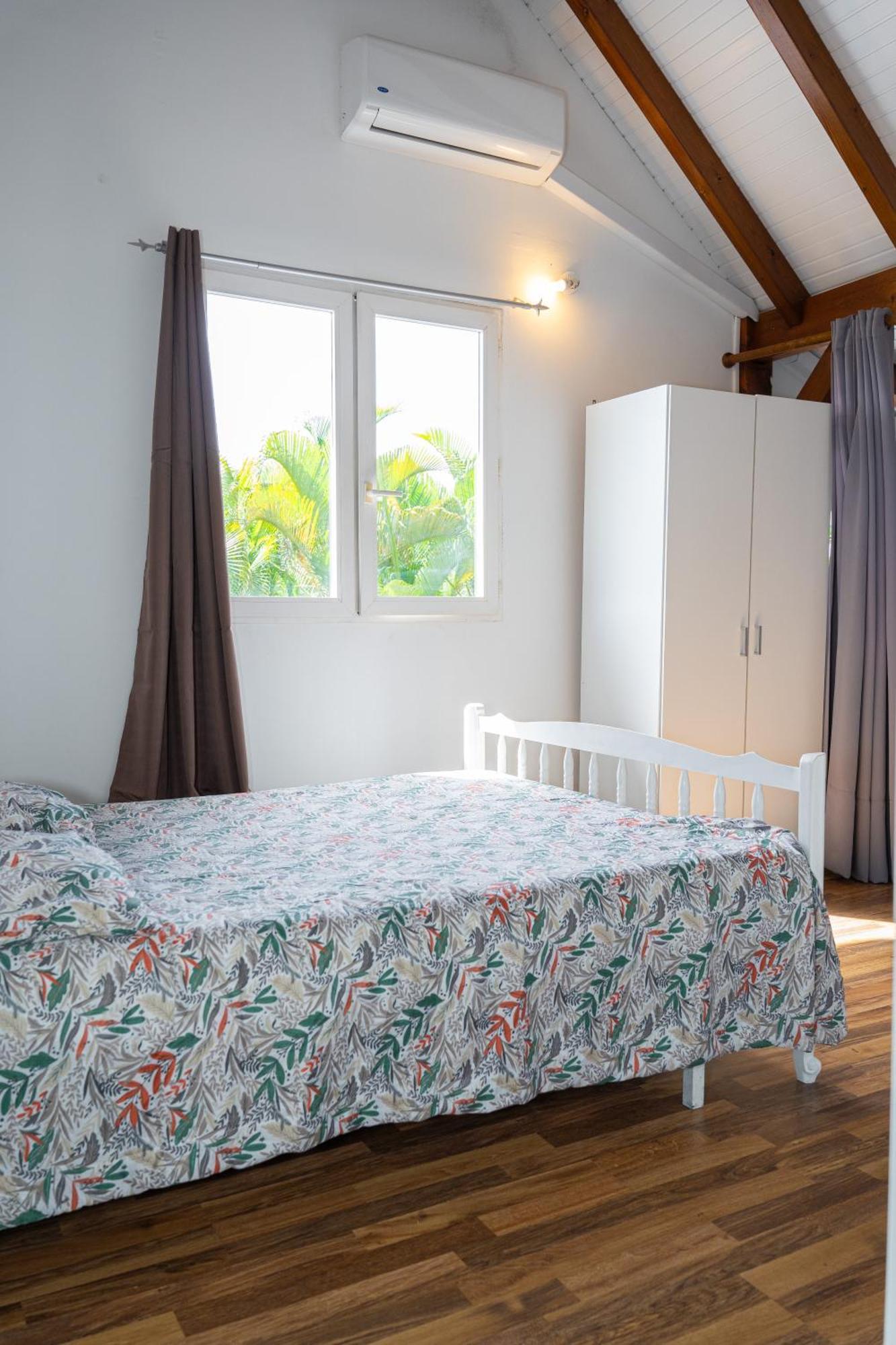 Villa Au Calme Avec Jacuzzi, Villa Le Boursoie Les Abymes Exterior photo