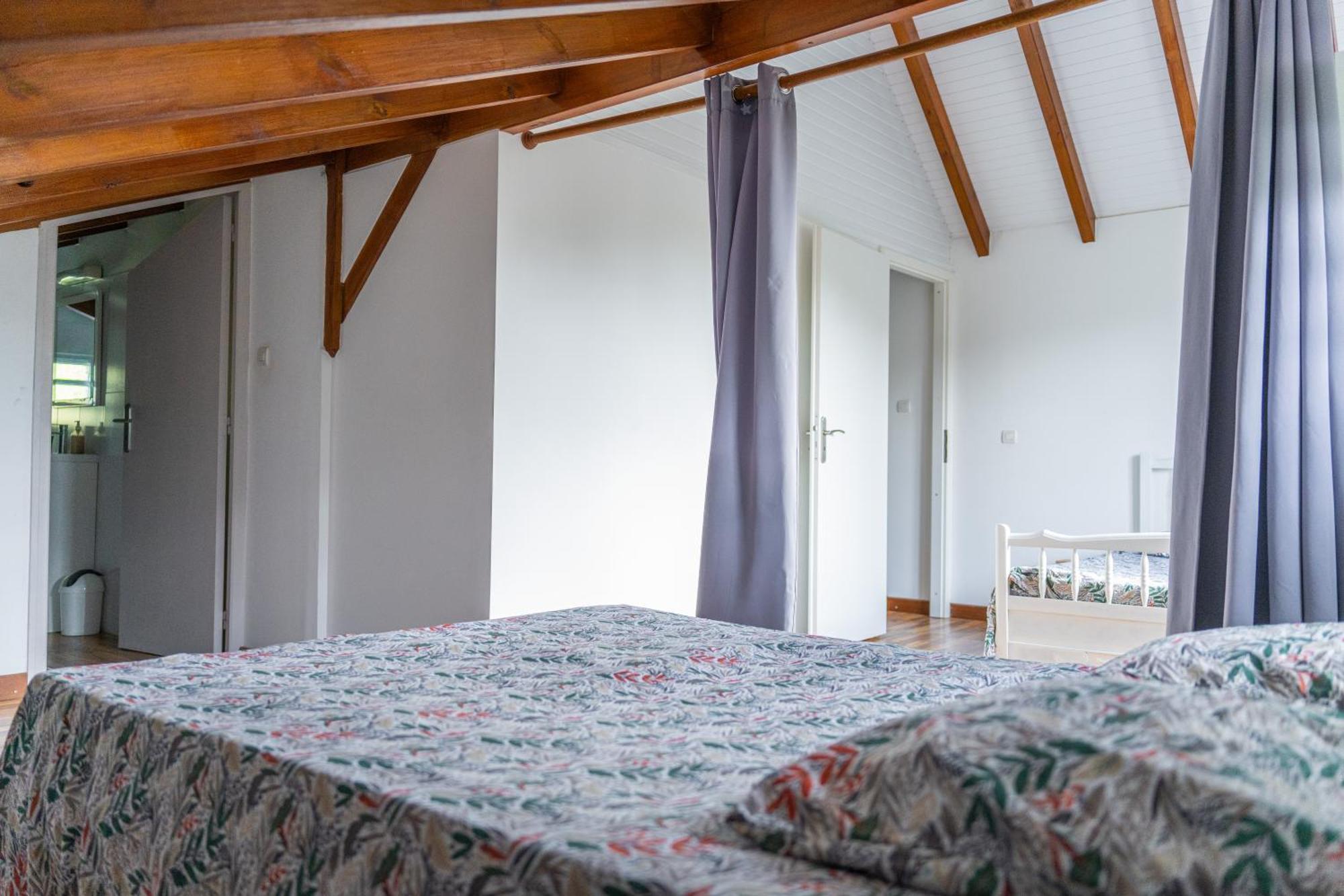 Villa Au Calme Avec Jacuzzi, Villa Le Boursoie Les Abymes Exterior photo