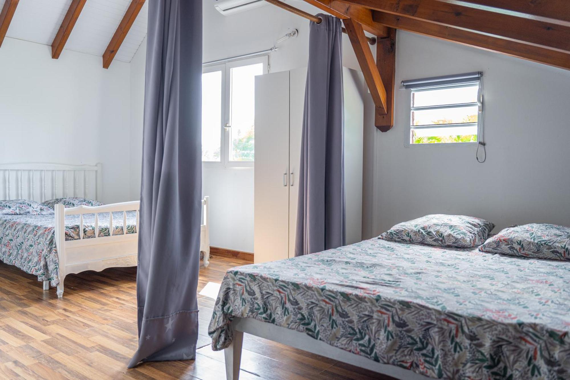 Villa Au Calme Avec Jacuzzi, Villa Le Boursoie Les Abymes Exterior photo