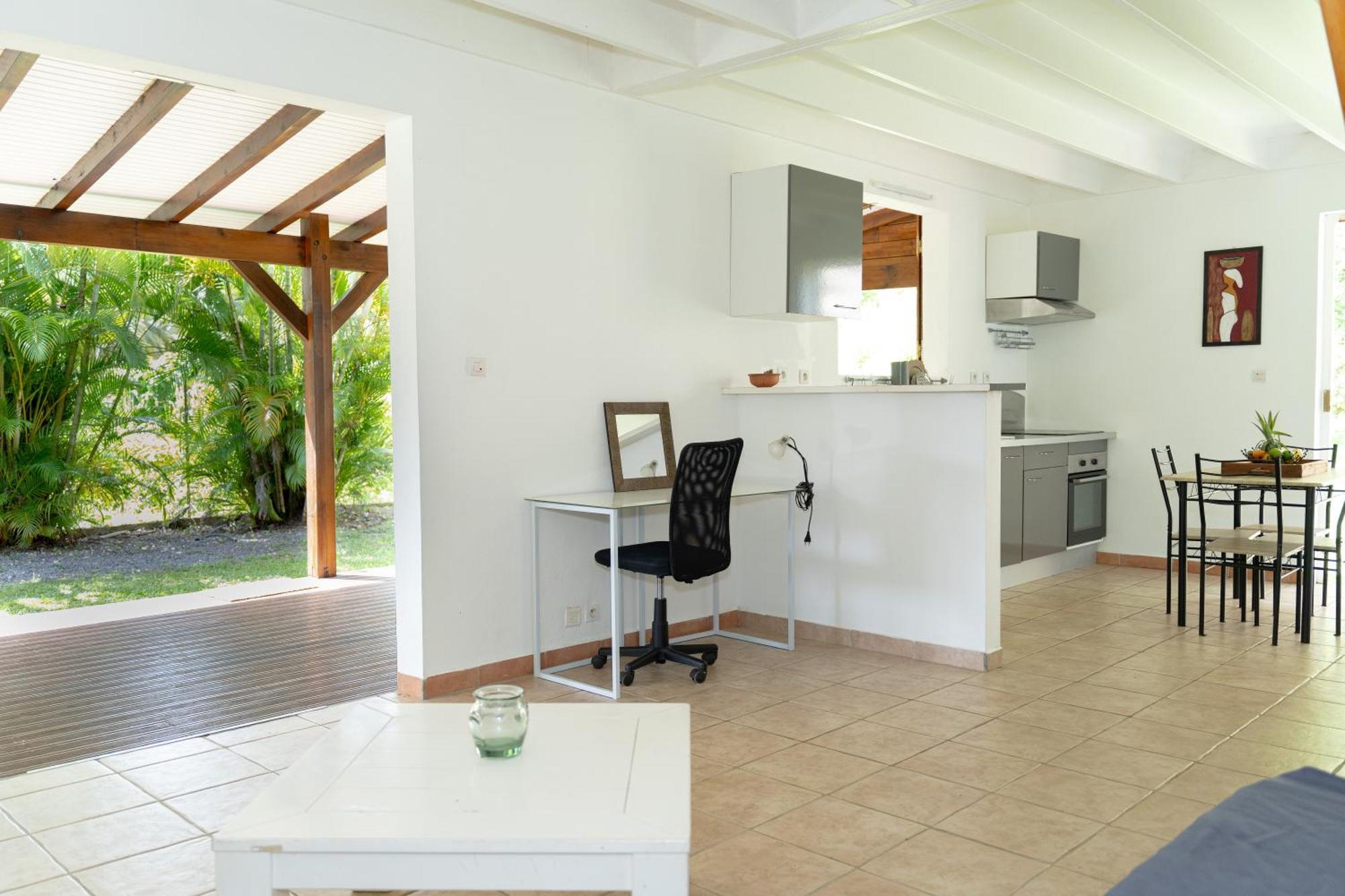 Villa Au Calme Avec Jacuzzi, Villa Le Boursoie Les Abymes Exterior photo