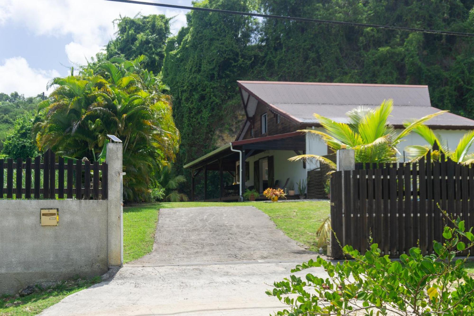 Villa Au Calme Avec Jacuzzi, Villa Le Boursoie Les Abymes Exterior photo