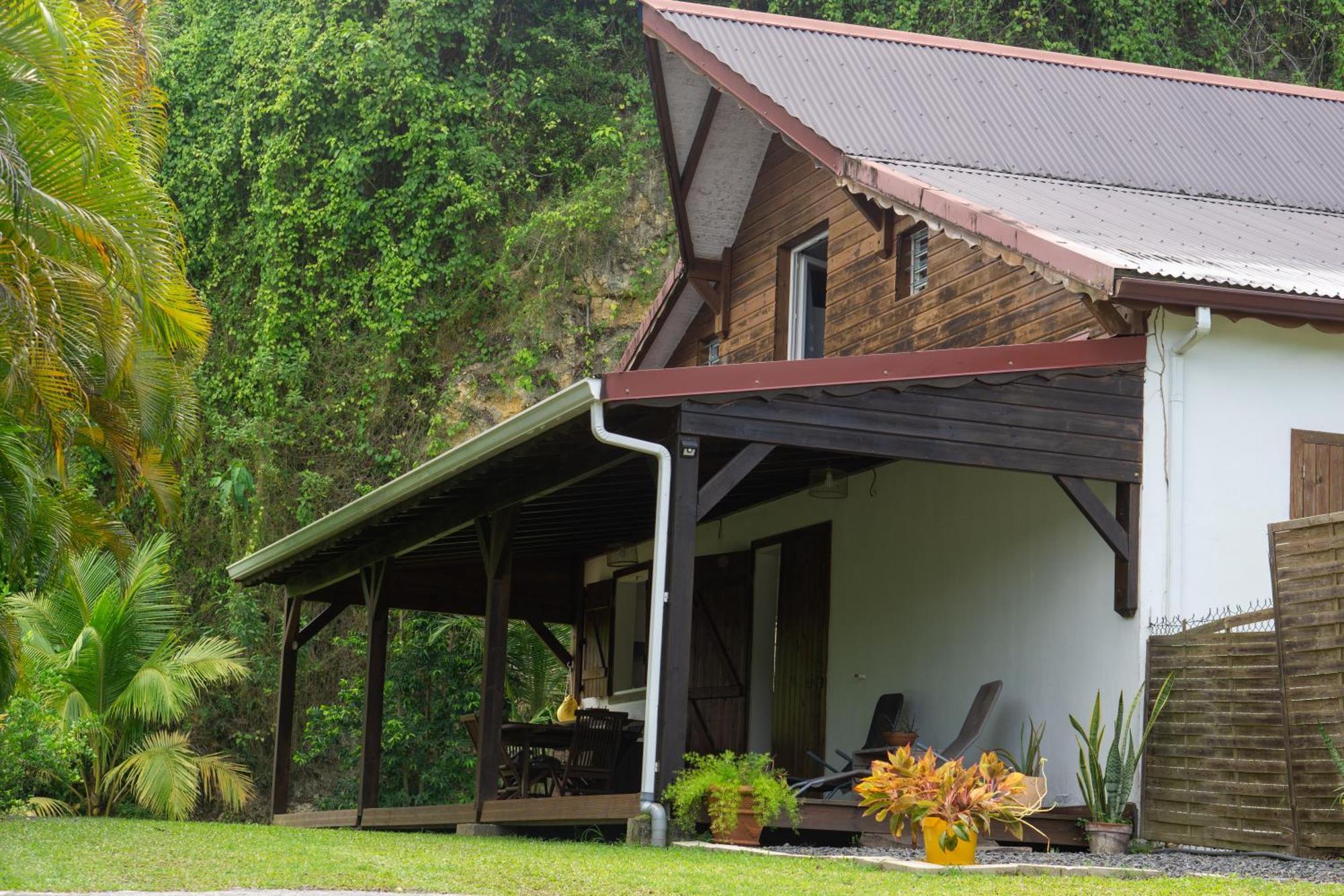 Villa Au Calme Avec Jacuzzi, Villa Le Boursoie Les Abymes Exterior photo