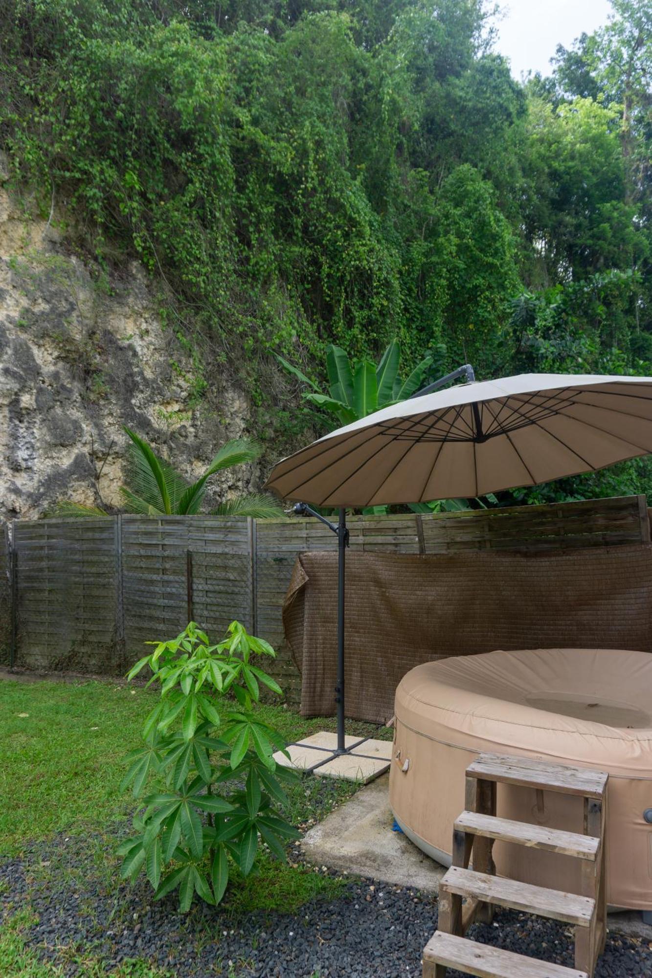 Villa Au Calme Avec Jacuzzi, Villa Le Boursoie Les Abymes Exterior photo